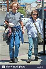 Linda Hunt – Bio, Net, Wife, Is Her Retirement Soon, Where Is She Now