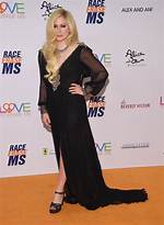 Unveiling Avril Lavigne's Height: a Closer Look at the Pop-Punk Icon